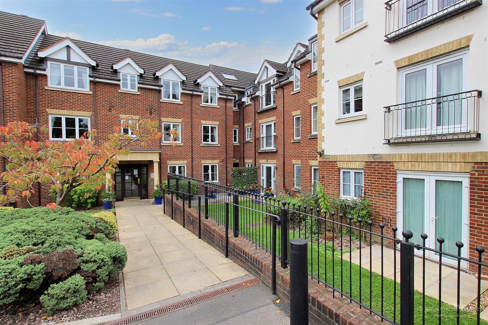 1 bed property in Bath Road, Reading
